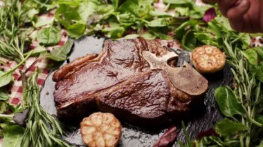 Rosemary Dal 'ı ızgara T-Bone Bifteği ve Yeşillik Çevresi' ne yerleştiriyorum. 4K