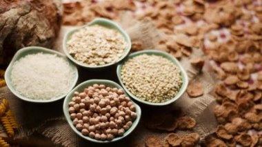 Ekmek, pirinç, kepekli gevrek, yulaf, buğday ve mısır makarnası da dahil olmak üzere çeşitli karbonhidrat zengini gıdalar. Beslenme, yemek ve sağlıklı yaşam için mükemmel.