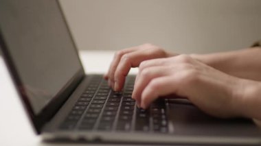 Olgun ellerin klavyeye yazdığı yakın plan bir çekim, deneyimi, verimliliği ve teknoloji kullanımını vurguluyor. İş, uzaktan çalışma ve dijital iletişim kavramları için mükemmel.