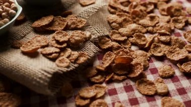 Ekmek, pirinç, kepekli gevrek, yulaf, buğday ve mısır makarnası da dahil olmak üzere çeşitli karbonhidrat zengini gıdalar. Beslenme, yemek ve sağlıklı yaşam için mükemmel.