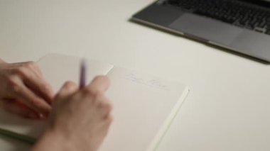 Not defterine el yazması bir Gün Planı 'nın yakın çekimi, ardından da numaralandırılmış bir liste. Organize planlama konsepti, üretkenlik, organizasyon ve zaman yönetimi temaları için mükemmel