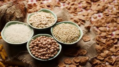 Ekmek, pirinç, kepekli gevrek, yulaf, buğday ve mısır makarnası da dahil olmak üzere çeşitli karbonhidrat zengini gıdalar. Beslenme, yemek ve sağlıklı yaşam için mükemmel.