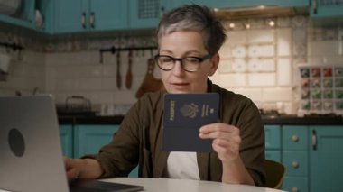 Olgun bir kadın elinde ABD pasaportu tutarken online form dolduruyor. Seyahat temaları, vize başvurusu, çevrimiçi belgeler, göç ve dijital evraklar için ideal