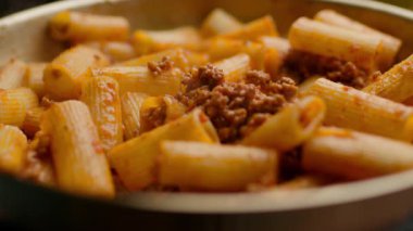 Kızartma tavasında leziz Bolonez yemeği. Tabakta kıyma, ot ve spagetti karışımlı zengin domates sosu yer alıyor. Yemek, yemek ve tarif içeriği için mükemmel..