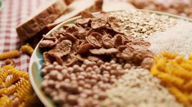 Ekmek, pirinç, kepekli gevrek, yulaf, buğday ve mısır makarnası da dahil olmak üzere çeşitli karbonhidrat zengini gıdalar. Beslenme, yemek ve sağlıklı yaşam için mükemmel.