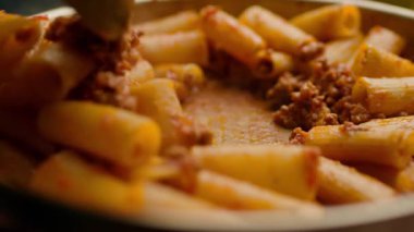 Kızartma tavasında leziz Bolonez yemeği. Tabakta kıyma, ot ve spagetti karışımlı zengin domates sosu yer alıyor. Yemek, yemek ve tarif içeriği için mükemmel..