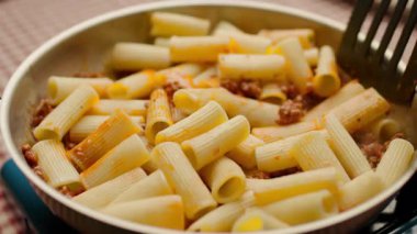Kızartma tavasında leziz Bolonez yemeği. Tabakta kıyma, ot ve spagetti karışımlı zengin domates sosu yer alıyor. Yemek, yemek ve tarif içeriği için mükemmel..