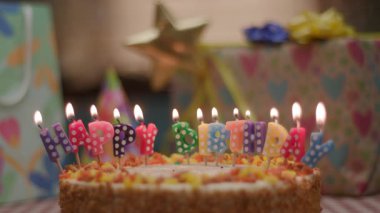 Güzel dekore edilmiş pastadaki doğum günü mumunuz kutlu olsun. Kutlama, parti ya da doğum günü temalı içerik için mükemmel