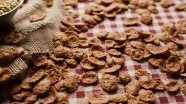 Tahta bir masada sergilenen ekmek, makarna ve pirinç gibi diğer karbonhidrat zengini gıdalarla birlikte kepekli tanelerin detaylı bir yakın çekimi. Sağlıklı beslenme, beslenme ve beslenme teması için ideal
