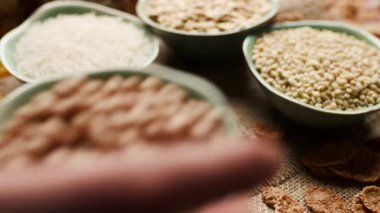 Taze nohutlarla dolu bir kasenin makro çekimi, dokusunu ve doğal rengini belirtiyor. Beslenme, sağlıklı beslenme ve bitkisel gıda içeriği için mükemmel bir görsel.