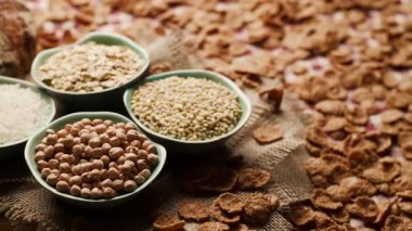 Ekmek, pirinç, kepekli gevrek, yulaf, buğday ve mısır makarnası da dahil olmak üzere çeşitli karbonhidrat zengini gıdalar. Beslenme, yemek ve sağlıklı yaşam için mükemmel.