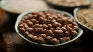 Taze nohutlarla dolu bir kasenin makro çekimi, dokusunu ve doğal rengini belirtiyor. Beslenme, sağlıklı beslenme ve bitkisel gıda içeriği için mükemmel bir görsel.
