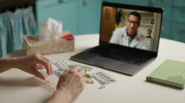 Bir hasta, tıbbi test sonuçlarını incelerken evinden bir çevrimiçi doktora danışmanlık yapar. Teletıp, dijital sağlık hizmetleri, uzaktan teşhis ve sanal tıbbi konsültasyonlar için ideal