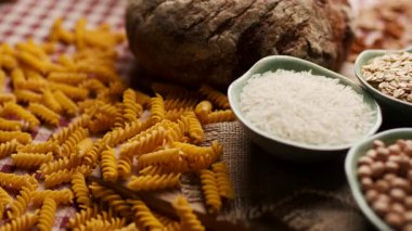 Yakından çekilmiş bir fusilli makarna, sarmal dokusunu ve altın rengini gösteriyor. Yemek, yemek ve malzemeyle ilgili içerik için ideal