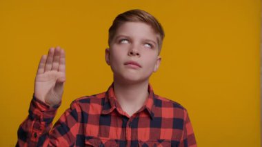 Genç bir çocuk, eli yüzüne yakın bir şekilde 