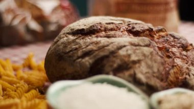 Tahta bir masanın üzerine düzgün yerleştirilmiş kepekli ekmeğin yakın plan görüntüsü. Sağlıklı yeme, pişirme, beslenme ve sağlıklı yaşam tarzlarıyla ilgili konular için mükemmel.