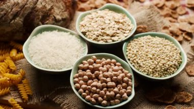 Ekmek, pirinç, kepekli gevrek, yulaf, buğday ve mısır makarnası da dahil olmak üzere çeşitli karbonhidrat zengini gıdalar. Beslenme, yemek ve sağlıklı yaşam için mükemmel.