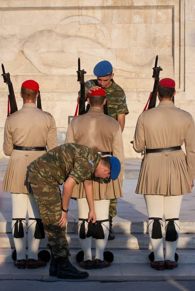 在希腊雅典 2016 守卫的无名战士 改变警卫队希腊墓一支精锐的礼仪部队员额在总统官邸前 — 图库照片