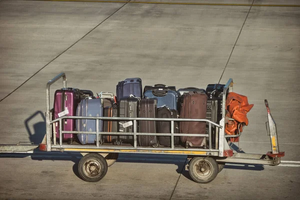 Luggages Die Wachten Het Vliegtuig Worden Geladen — Stockfoto