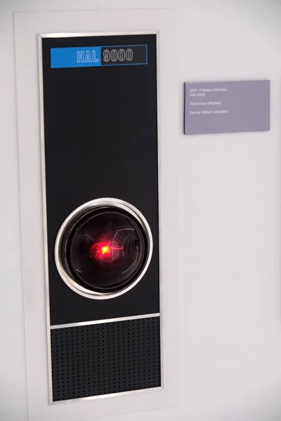 ISTANBUL, TURKEY, NOVEMBER 8, 2022: Hal 9000 'in ön paneli, Stanley Kubrick' in yönettiği 2001 A Space Odyssey filmindeki kurgusal bir yapay zeka karakteri, kısa bir süre için İstanbul Sinema Müzesi 'nde sergilendi..