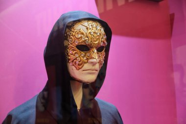 İSTANBUL, TURKEY, NOVEMBER 8, 2022: İstanbul Sinema Müzesi 'ndeki S. Kubrick sergisinde Stanley Kubrick' in yönettiği Eyes Wide Shut filminden dekoratif maske ve pelerin.