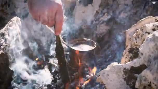Турецкий Кофе Среди Камней Горном Лагере — стоковое видео