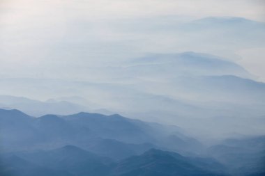 Bulutlar ve Puslu Dağlar, Mavi Tonlar