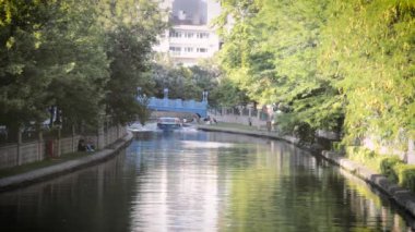 ESKISEHIR, TURKEY, 16 Temmuz 2017: Porsuk Nehri 'nde tekne gezisi, Eskisehir' den geçen nehir, Anadolu, Türkiye 'nin merkezindeki ünlü modern şehir.