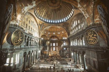 İSTANBUL, TURKEY, 5 HAZİRAN 2012: Ayasofya 'nın müze olduğu dönemden geniş açılı bir iç görüntü. 2020 'de mekan bir kez daha camiye dönüştü..