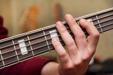 Erkek El 'in 5 İpli Bas Gitar Çalarken Yakın Çekimi