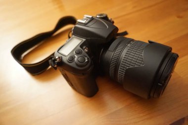 Tahta bir yüzeyde Kara Dlsr Kamerası