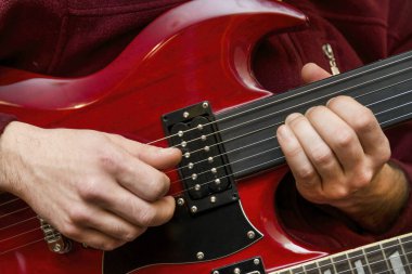 İki Boynu Olmayan Elektro Gitar Çalan Adam