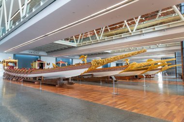 İSTANBUL, TURKEY, ECTOBER 25. 2016: İstanbul 'un Beşiktaş ilçesinde yer alan İstanbul Donanma Müzesi' nden Osmanlı İmparatorluk Caiques 'in (geleneksel tekne) geniş açılı görünümü.