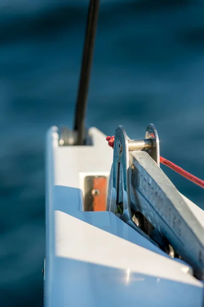 Främre Delen Båt Med Rep Och Remskivor — Stockfoto
