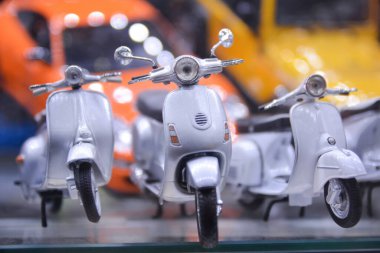 Alan Arkaplanı Derinliğinde Üç Minyatür Motosiklet