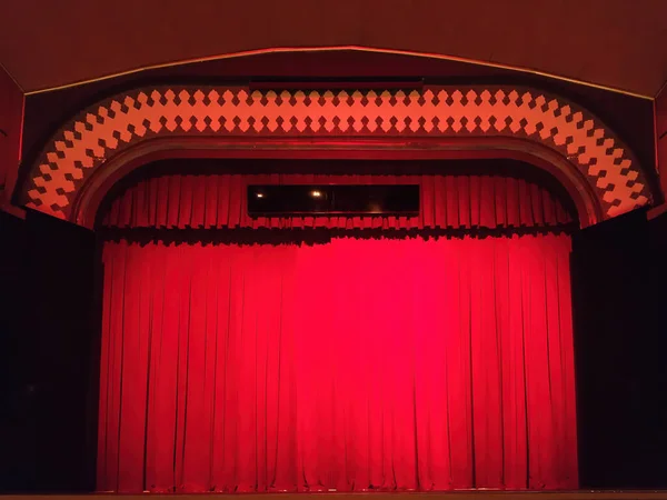 Teater Scene Med Røde Gardiner Lukket Stock-billede