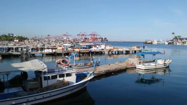 Mersin Turquia Maio 2023 Pequenos Barcos Pesca Atracados Porto Perto — Vídeo de Stock