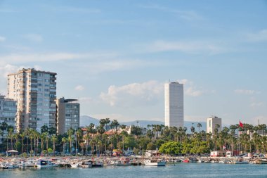 Mersin, Mersin (Türkçe: Mersin), 2 Mayıs 2023 'te Camlibel limanına demirlemiş balıkçı tekneleri ile şehir merkezi manzarası, Türkiye' nin güney kesiminde Akdeniz kıyısı olan bir şehirdir..