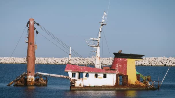 Nave Hundida Frente Rompeolas Mar Mediterráneo — Vídeo de stock