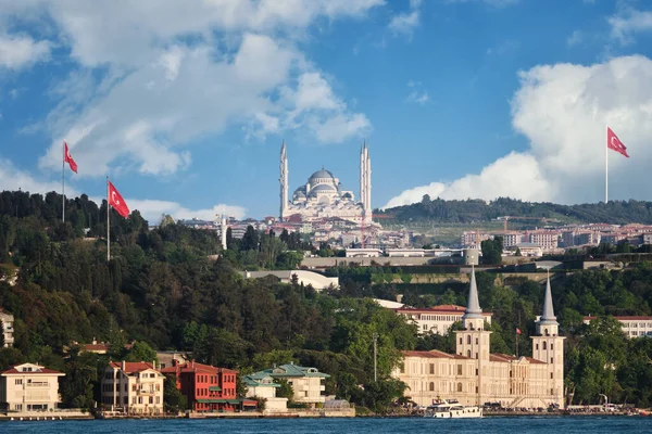 トルコ イスタンブールのボスポラスから見たクレリ軍事高校とCamlica Mosque — ストック写真