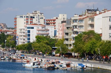 CANAKKALE, TURKEY, 17 Temmuz 2014: Çanakkale şehir merkezi kıyı şeridi manzarası, Türkiye 'nin Çanakkale kıyılarında yer alan bir kenttir..