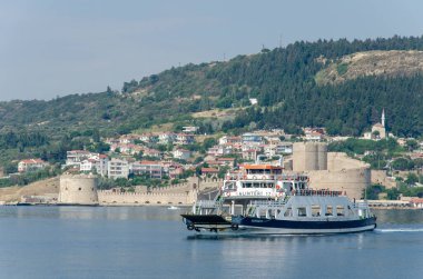 CanAKKALE, TURKEY, 17 Temmuz 2014: Feribot Dardanelles Boğazı 'ndan geçiyor, Kilitbahir Şatosu arka planda görülebilir.