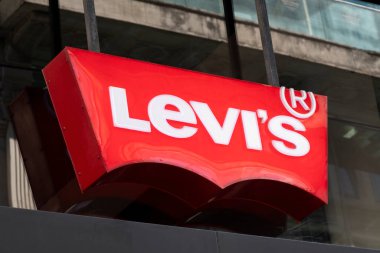 ISTANBUL, TURKEY, 27 Ekim 2020: Levi Strauss Co., Levi 's marka kot pantolonlarıyla dünya çapında bilinen bir Amerikan giyim şirketidir..