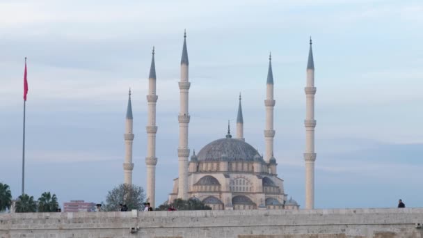Адана Турция Декабрь 2023 Люди Ходят Фотографируются Каменном Мосту Понте — стоковое видео