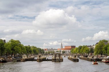 AMSTERDAM, NETHERLANDS, 14 HAZİRAN 2012: Hollanda 'nın başkenti Amsterdam' daki kanal kapılarından biri, çoğu tekneyle yüzülebilen 100 km 'den fazla kanala sahiptir..