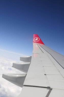 ISTANBUL, TURKEY, 12 Temmuz 2012: Türk Hava Yolları Logosu (THY) ile uçak kanadı, Avrupa, Asya, Afrika ve Amerika 'daki 340 hedefe tarifeli hizmetler sunmaktadır..