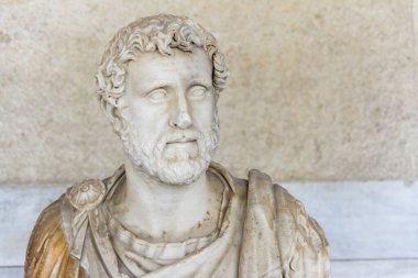 ATİNA, GREECE, 7 Eylül 2016: İmparator Antoninus Pius 'un Antik Agora Müzesi' ndeki portre büstü, Atina, Yunanistan.