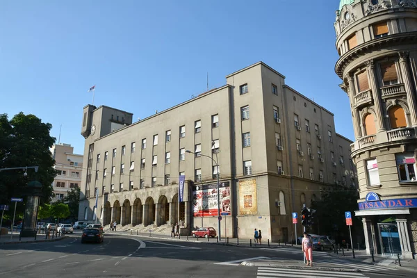 BELGRAD, SERBIA, 2 Temmuz 2014: Sırbistan 'ın başkenti Belgrad' daki Gaziler Kulübü binasının dış görünümü.