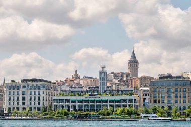 ISTANBUL, TURKIYE, 12 Temmuz 2024: The Peninsula 'nın dış çekimi; Karaköy kıyısında bir deniz manzaralı otel, 2023 yılında açıldı..