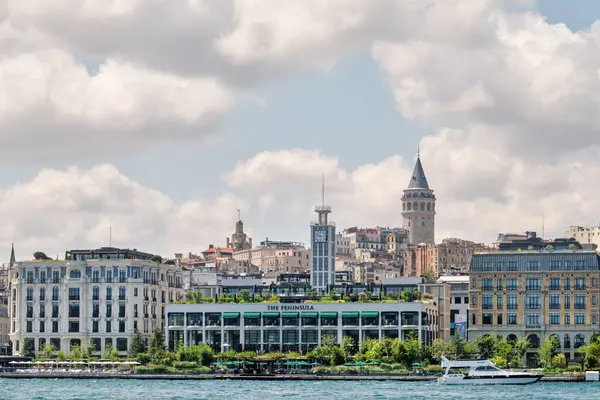 ISTANBUL, TURKIYE, 12 Temmuz 2024: The Peninsula 'nın dış çekimi; Karaköy kıyısında bir deniz manzaralı otel, 2023 yılında açıldı..